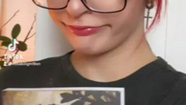 Which outfit do you like more