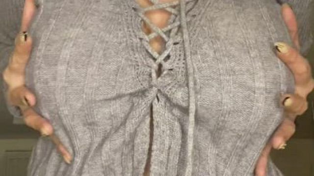 Describe my tits with one emoji