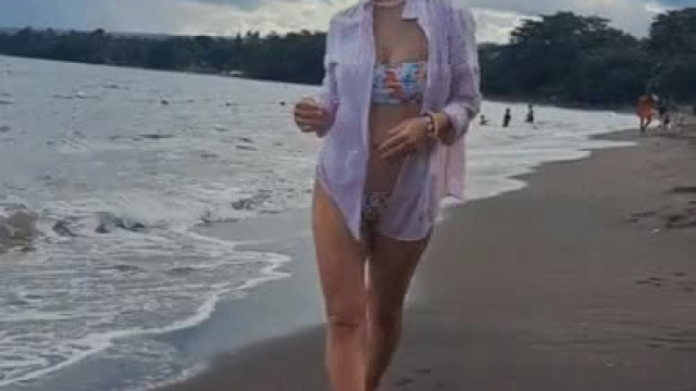 Public beach flash [f]