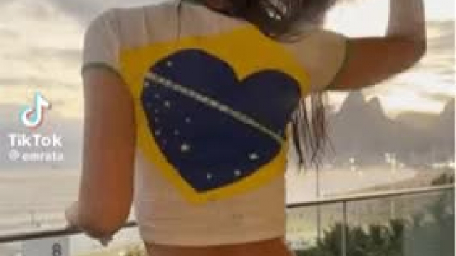 Emily Ratajkowski makes me want to hang out with bi buds.