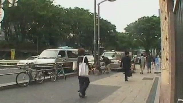 Aimi Shirase Getting Her Pussy Played With On A Busy Street