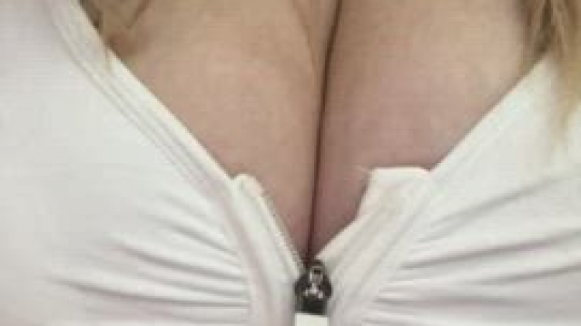 Tight cleavage or wide cleavage?