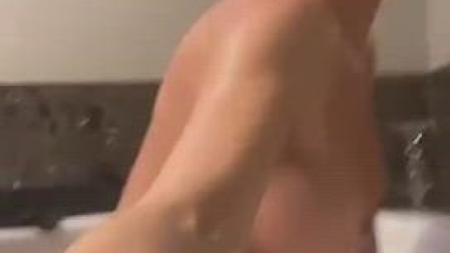 Mom wants your help making waves in the tub