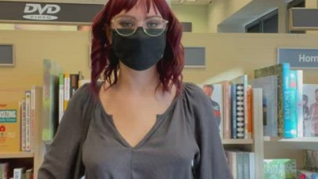 I can make bookstores fun!! [GIF]
