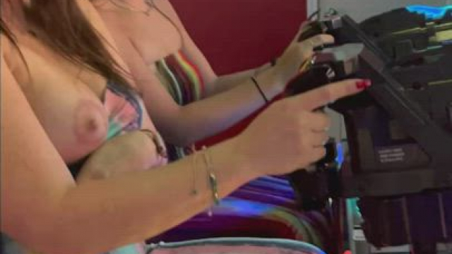 Feeling way to comfortable at the arcade [GIF]