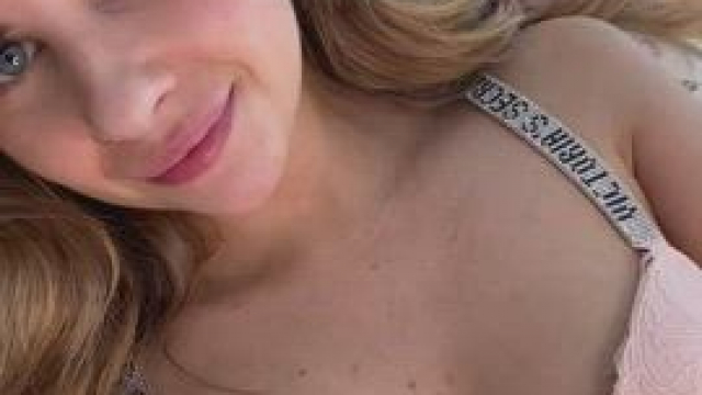 All I want is for someone to lick my pussy and tell me I’m pretty