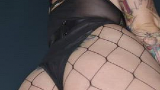 I rarely post gifs of my thick ass, raise your hand if you want it on your face 