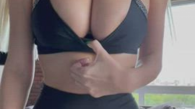 Bouncing my tiddies on you