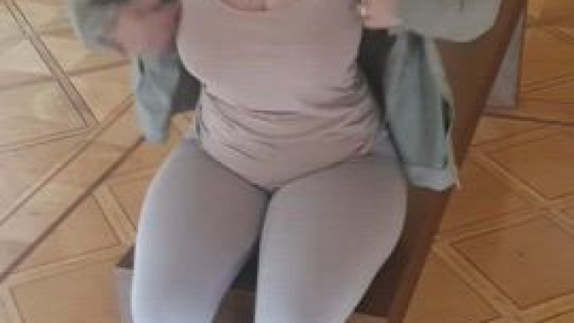 Four surveillance cameras and a museum employee sitting in the back are not enou