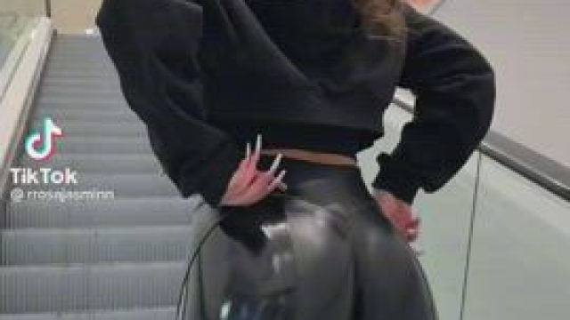 Can anyone tell me where these leggings are from?