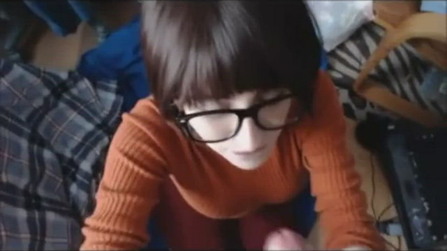 Scooby Doo’s Velma Cosplay Lady Blowing Dick and Receives Cumshot on Face