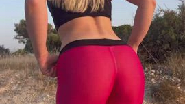 When I don't wear underwear, no one sees that the yogapants are see-through. Sho