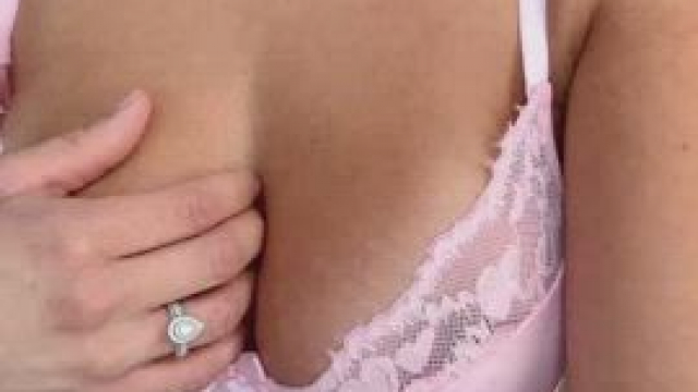 Would you like a Colombian girl for valentines?