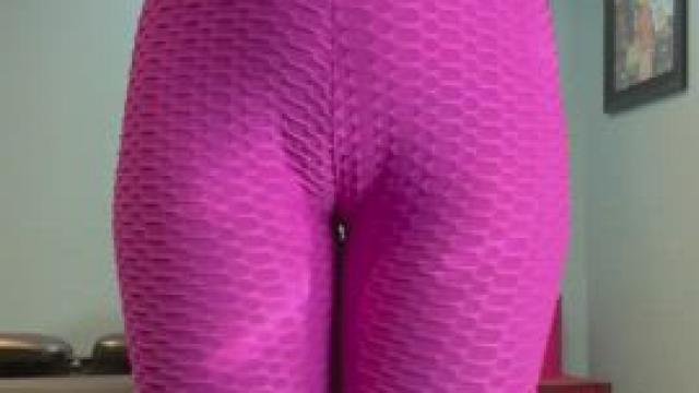 Thick thigh and Big ass in leggings... Must have big boobs