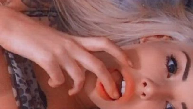 Every upvote gets a masturbation video in DM