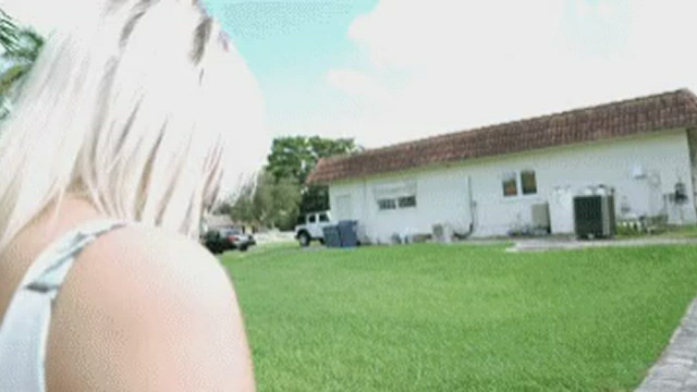 Momma helps clearing son's mind before school test.