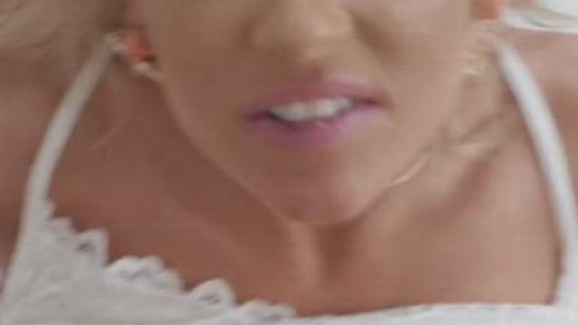 Babe knows how to use her tits