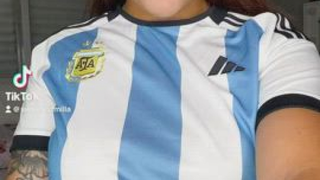 I'm not sassy like this but my boobs ask for a treat