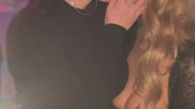 On stage hot makeout