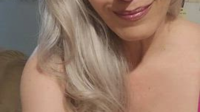 Just a regular cougar doing regular milf thing