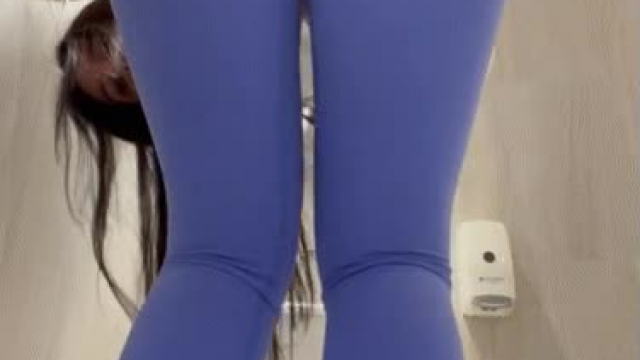 I love flashing my tight ass in public ;)