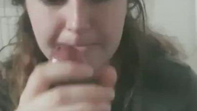 Teenage snowbunny gives a head