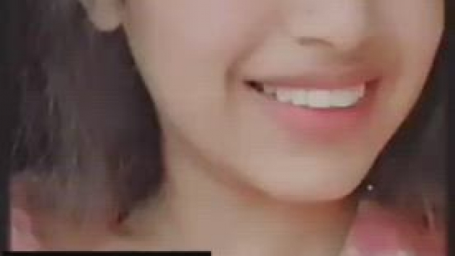 Must Watch cutie-pie flaunting her twins