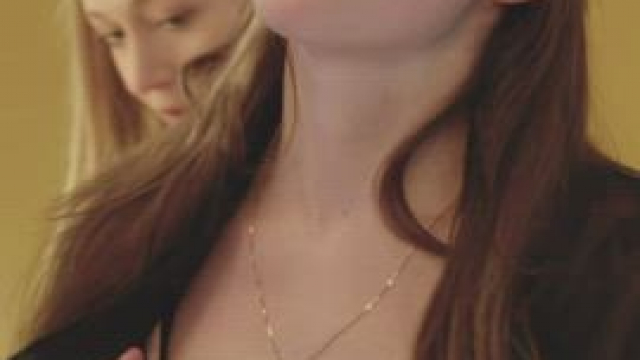 Gaite Jansen flashes her plot in Steekspel