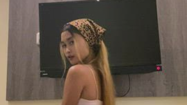 Currently looking for a clit sucker and squirt maker. Give me a sign if you are 