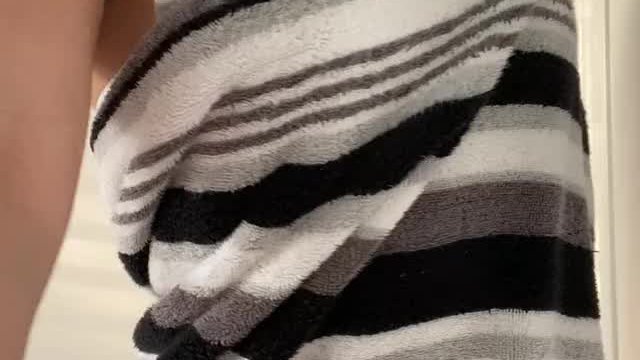 Whoops.. dropped my towel but wanted to show you my naked body anyways ;)