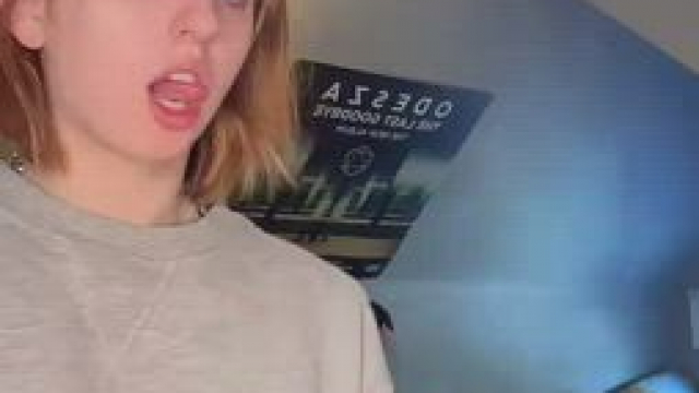 Tactfully slipping on her friends live