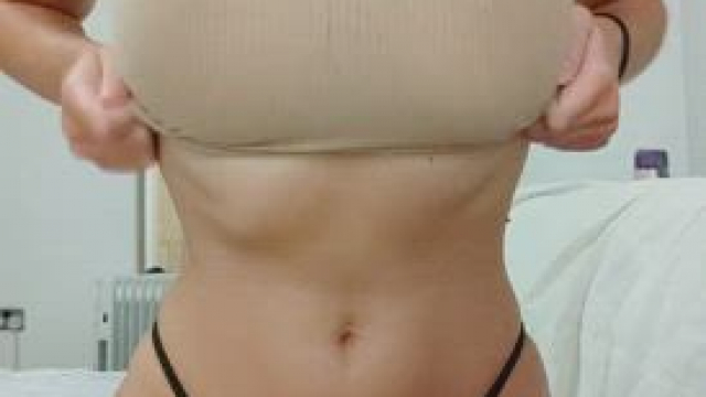 Slim and stacked with bouncy naturals