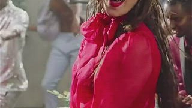 Hailee Steinfeld seet NN ass in Colour