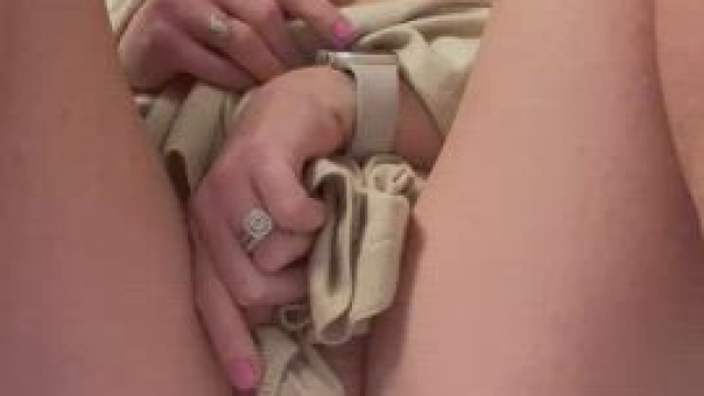 I love rubbing my pussy for other men