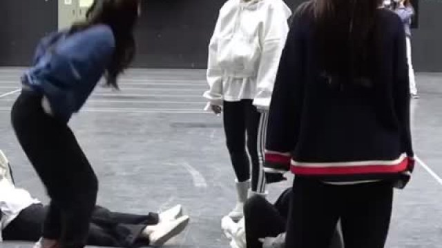 TWICE - Mina Momo Sana Dahyun in position