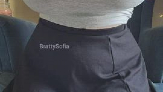 5'4, curvy with an Irish accent. Wanna fuck?