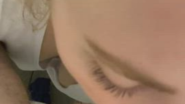 Tinder chick knows how to deepthroat