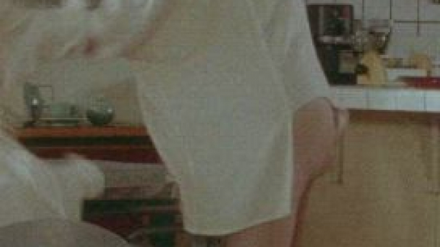 Julianne Moore shows us she's a natural redhead in Short Cuts