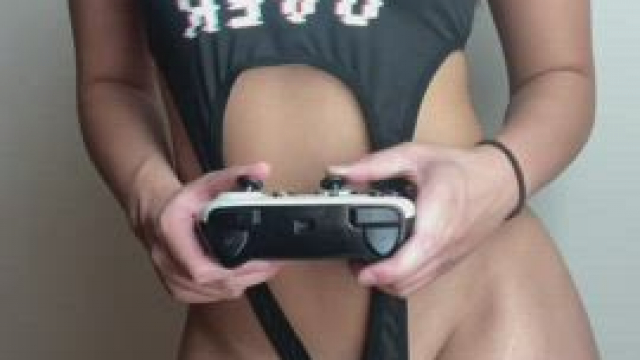 Wanna play with a gamer girl