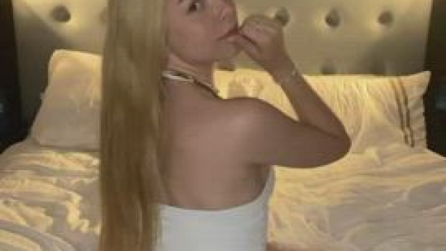 are beautiful 18 y/o blondes ur type