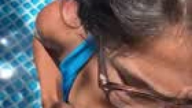 Hard to keep the phone steady with one hand right?