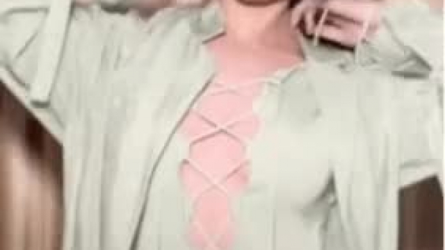 Hailee Steinfeld makes me want to hang out with a bi bud.