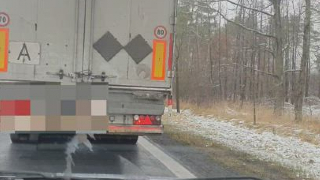 During traffic jams, sometimes girls don't know what to do with themselves [GIF]