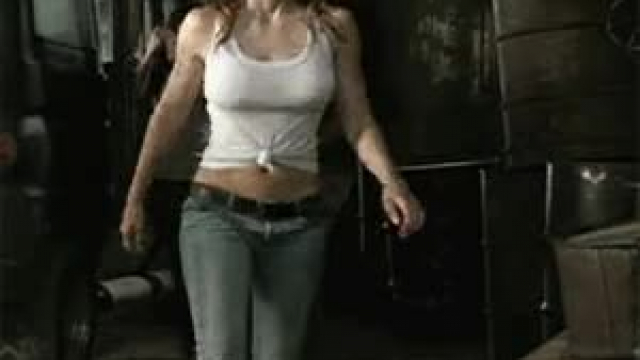 Jessica Biel - Texas Chainsaw Massacre