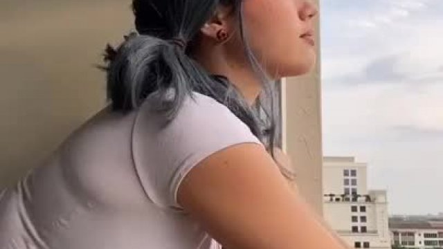 Sofia Gomez: Stunning Side View