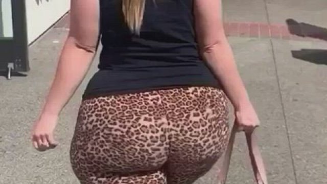 Damn dat ass is PHAT!