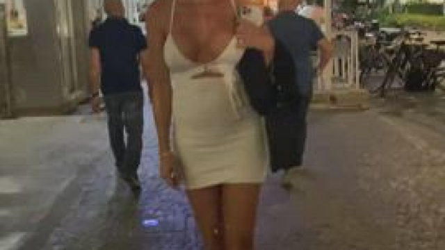 Boobs in public yeahhh