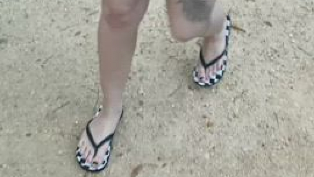 The emo women wants your attention !