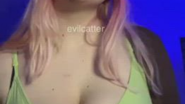 i think i outgrew this shirt, I'll just pull it off lol