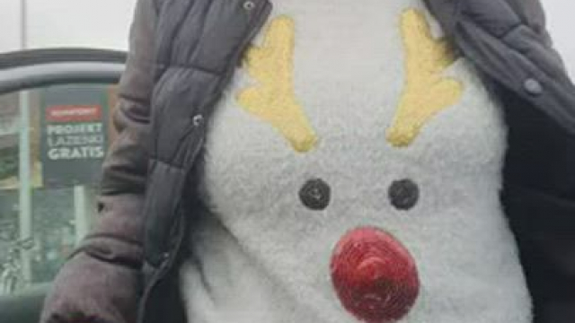 [Gif] Cukierkowa Zgrywuska flashing her huge boobs in a parking lot